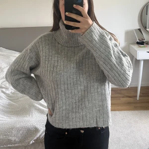 Ribbad stickad tröja - Superfin ljusgrå ribbstockad polotröja från Gina Tricot. Används tyvärr inte längre men väldigt bra skick!!🙏🏻 