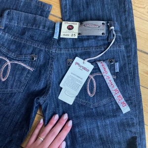 Lågmidjade jeans - Säljer dessa oanvända lågmidjade jeans, passar på XS.💙  Midjemåttets omkrets: 76/77cm Innerbenslängd/ 85 cm