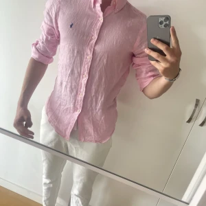 Ralph lauren linneskjorta  - Rosa Ralph lauren linneskjorta Linneskjorta herr  Storlek M  Använd 5 gånger, som ny!  Kan bytas mot andra plagg!  Passar inte pris, kom med bud!   Nypris: 1600kr