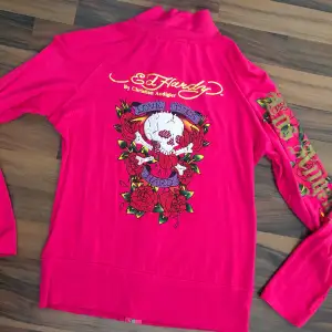 Tunn elastisk Ed Hardy kofta i storlek XS/S säljes! Välanvänd men fortfarande i bra begagnat skick. Den har mycket mer att ge. Fler bilder går att få. ❗️Frakt på 69kr tillkommer❗️