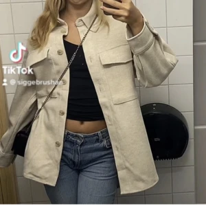 Jacka - Säljer den här jacka från hm då den int kmr t användning. Den är knappt använd så fortfarande i väldigt fint skick, skriv om ni har frågor💕