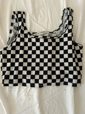 checkered shein top - tanktop från shein ! knappt använd. kan skicka fler bilder i dm ^^
