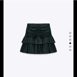 Volang kjol - (1a och 3dje bilden lånad)  Jättefin mörkgrön volangkjol från zara. Använd 2 gånger och är skitskygg på sommaren, men även på vintern/hösten med strumpbyxor! Köpt för ca 250 kr💕