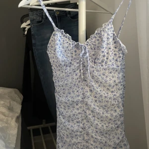 Sommar klänning - sommarklänning från h&m. Vit med små blå blommor, köpt för några månader sen. Använd vid ett tillfälle annars inga tecken på användning. 