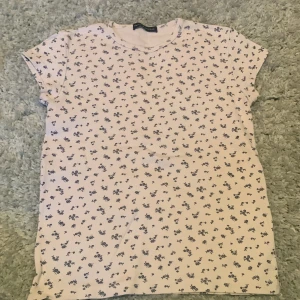 Brandy topp  - Söt somrig och blommig topp från brandy Melville! Mycket bra skick! One size som passar XS, S och M!❤️❤️