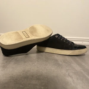 Lanvin skor - Tja, säljer nu mina feta lanvin cap toe navy till ett bra pris. Storleken är 7/41 men är ganska uttöjda så passar för 42/43. Skicket är 6/10. Har du någon fråga så hör gärna av dig.