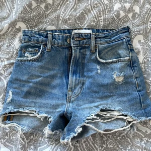 Shorts - Ett par jeans shorts från zara i storlek 32. Använda fåtal gånger.