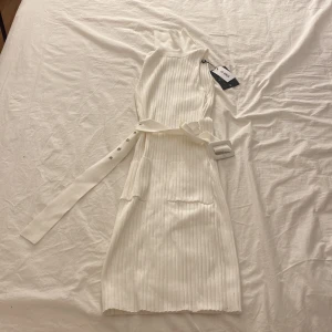 Klänning vit, 250 kr+frakt - Helt ny, även prislappen kvar. Stl 34 