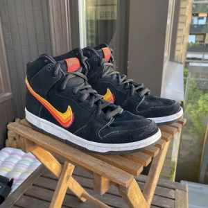Nike sb dunka - Säljer mina sälsynta snygga Nike sb dunk high truck it då dom inte passar mig längre. Dom är Sparsamt använda och i bra skick.
