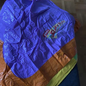 Slip and slide - Används en gång och helt slutsålt i lekia!  420cm/4m 20cm lång och 140cm/ 1m 40cm bred.  Nypris/köptes för 660kr☺️ Man behöver bara fylla kanterna med luft och sedan använda diskmedel och vatten för att glida och ha kul på den:) Perfekt för sommaren!💗