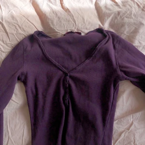 Fin tröja! - Garderobsrensning! Fin tröja köpt på sellpy! Använt fåtal gånger men eftersom köpt secondhand så finns små defekter, kom privat för bilder på dem 🤗