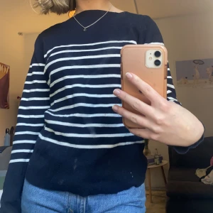 Randig tröja med båthals - Superfin randig finstickad tröja med båthals!! Älskar älskar men använder inte så mycket <3