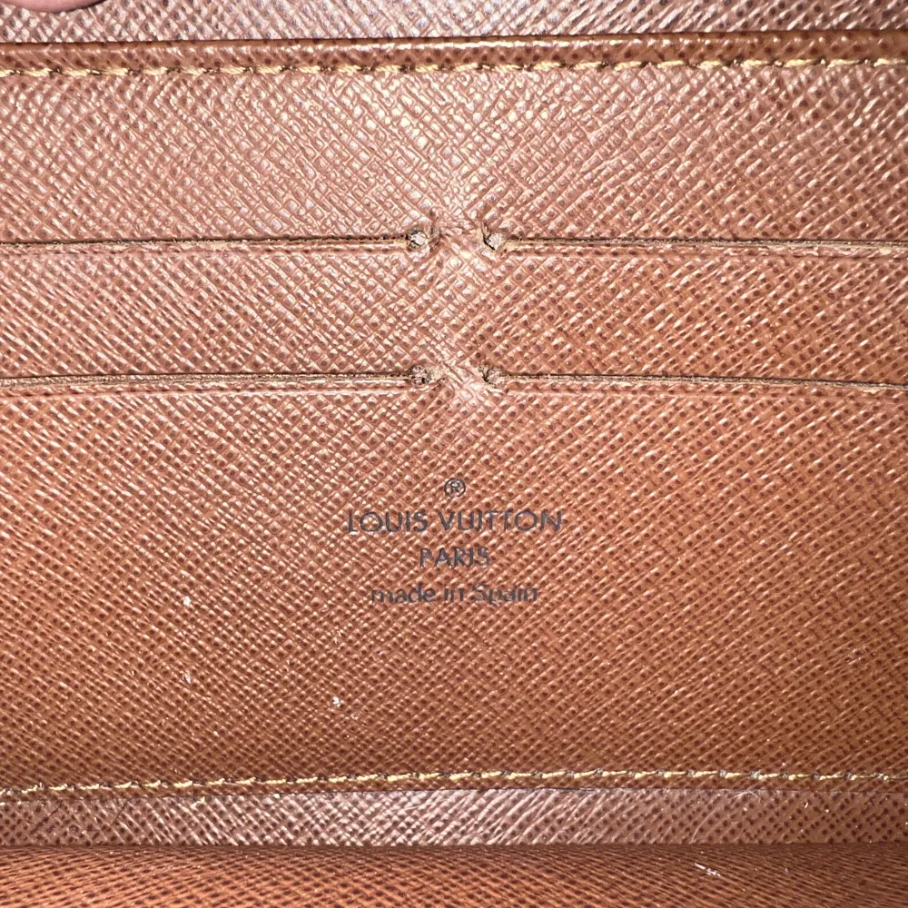 Louis Vuitton zippy Wallet. Nypris 7450kr. Väldigt omhändertagen i mycket bra skick. Inga repor eller skador på dragkedja eller lädret. Självklart äkta. . Väskor.