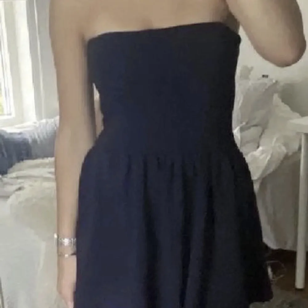 Jätte fin marinblå klänning från Zara, Säljer då den tyvärr inte passar mig. Skriv om du har några frågor.. Klänningar.