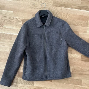 Vår jacka  - Jacka från Jack & Jones premium kollektion.  Sparsamt använd & väl omhändertagen. 