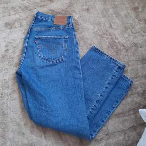 Blå Levis jeans köpta från Levis butik på kupolen borlänge. Säljer då de blivit för korta i benen, jag är ca 169lång nypris 1600kr