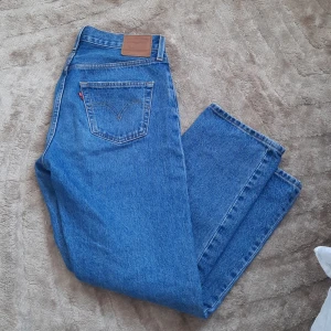 LEVIS Jeans blå W28 L32 - Blå Levis jeans köpta från Levis butik på kupolen borlänge. Säljer då de blivit för korta i benen, jag är ca 169lång nypris 1600kr