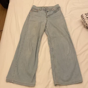 Wide leg jeans ljusblå 250kr+frakt  - Använda men fint skick, står att de är i stl 24 men vägrar tro det då jag har stl 32 i jeans och dessa passar 