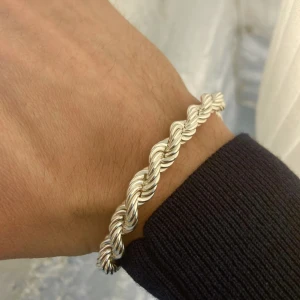 Silver länk och armband - Hej jag säljer min silver länk och armban 925 silver  Armban 8mm Halsband 6mm  Köpt från kejsar 