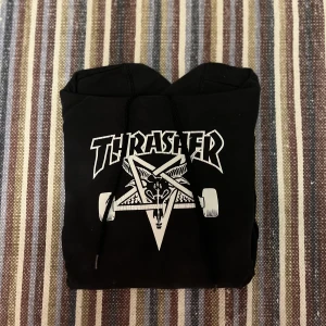 Thrasher Hoodie - Thrasher ”SkateGoat” Hoodie. Små defekter men annars i bra skick.