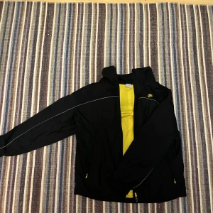 Nike Zipup  - Nike Zipup i bra skick. Storleken är XL i barnstorlek men sitter som S i vanlig storlek.