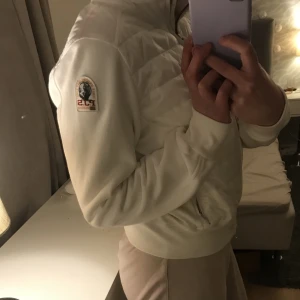 Parajumper jacka - Tänkte lägga ut intressekoll på min Parajumper jacka då jag inte använder den. I superbra skick, inga tecken på användning, då den bara använts 1-4 gånger Nypris på jackan är 2944kr på Miinto Kom gärna med prisförslag Spårbarfrakt eller mötas upp i Örebro