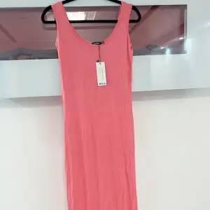 helt ny rosa lång klänning . 