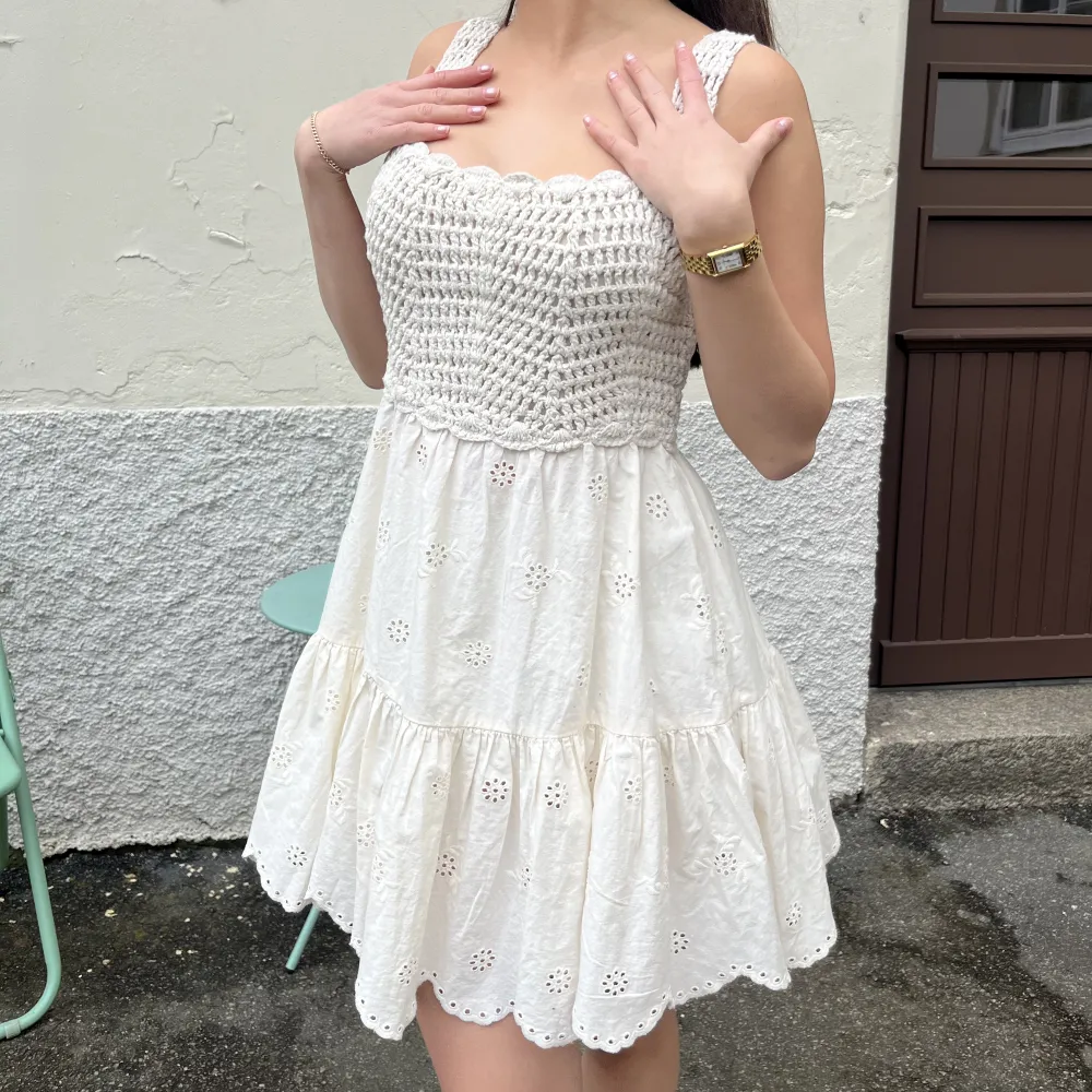 Suuuuuperfin vit klänning, helt oanvänd😁😁perfekt till studenten eller avslutning i skolan! . Klänningar.