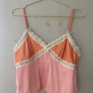 Sidenlinne - Sidenlinne från Urban Outfitters i kortare modell med superfina detaljer. ALDRIG ANVÄND!