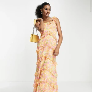 Vårbalklänning strl 36 - Oanvänd balklänning köpt från Asos med prislapp kvar. Köpt för 850 kr.  Passar perfekt till en bal. Pris kan diskuteras vid snabb affär. 