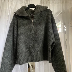 Stickad tröja  - Super fin tröja från Gina som aldrig kommit till andvänding! 