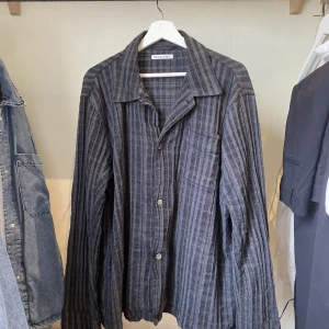 Our legacy box shirt - Our legacy box shirt, inga flaws 9/10, storlek 50/L. Lite tjockare än en vanlig skjorta, kan användas som overshirt också.