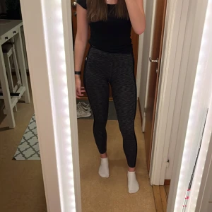 Gråmelerade träningstights med svart detalj längs sidorna - Gråmelerade träningstights från Energetics Body and Soul🏋🏽‍♀️ Sitter smickrande och de svarta detaljerna längs sidorna framhäver siluetten😇 I midjan finns en resår som går att spänna åt, perfekt för löpning🏃🏽‍♀️ Passar även tjejer som är längre, jag är 180 cm👍🏼