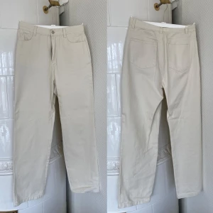 Jeans från Nelly - Snygga jeans i en offwhite färg, endast använda en gång. Storlek 38 🤍