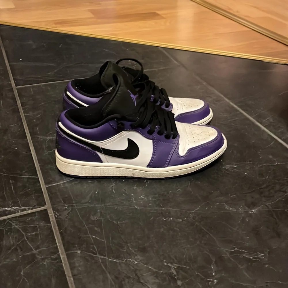 Tja, säler ett par Air Jordan 1 Low Court Purple White i storlek 40. Schysst skor inför sommaren. Dem är använda men väldigt sparsamt. Ny pris 3460 kr. Hör av dig vid funderingar, priset kan diskuteras. Priset är inte hugget i en sten.. Skor.