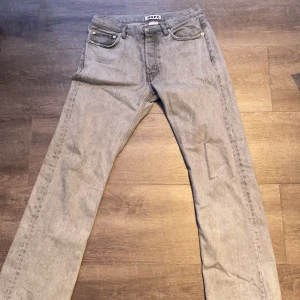 Hope jeans storlek 29 - Säljer mina gråa hope jeans i storlek 29/30, passar mig perfekt som är ca 180. Modellen säljs inte längre, byxorna är i gott skick. Innerfickorna är sönder men inget som märks överhuvudtaget utanpå, bara att man inte kan använda dem. Skriv för fler bilder