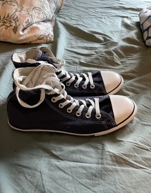 Converse - Helt oanvända Converse, säljer pga för stora. Pris kan diskuteras, vill bli av med dom. Startar budgivning om många är intresserade.