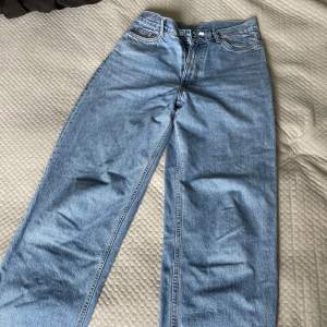 Snygga weekday jeans i modellen ”rail”. Välanvända men är i bra skick! Priset går alltid att diskutera, tryck gärna på köp nu!💖