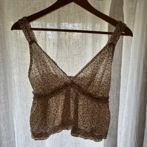 Somrig blommig topp - Super söt blommig topp i storlek S, från shein. Bara provat den💕