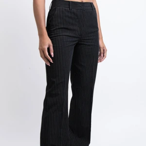 kostymbyxor med ränder - Säljer dessa kostymbyxor då de tyvärr blivit för stora för mig, använt ca 2 ggr så i nyskick. Orginalpris 600kr