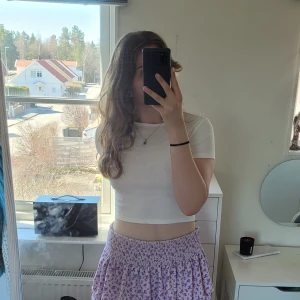 Vit topp - Fin vit topp. Säljes då den inte kommer till användning. Perfekt till sommaren😍🌸 Passar s/m.