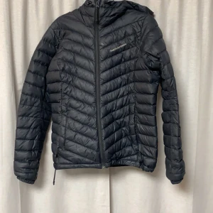 Peak performance jacka - Hej! Säljer nu min tunna peak performance  jacka då den blivit för liten för mig! Den är köpt för ungefär 1800 men säljer den för 300kr