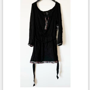 Klänning  - Klänning med broderier i storlek XS från Ella Moss, aldrig använd, lappen sitter kvar, köpt för 1300kr, säljer pga den är för liten 