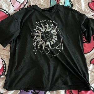 Svart tröja med vit tryck på månen och solen - Säljer för att jag ej använder längre. Bra material och inga fläckar. Är du intresserad/vill ha fler bilder/har frågor så kontakta mig.