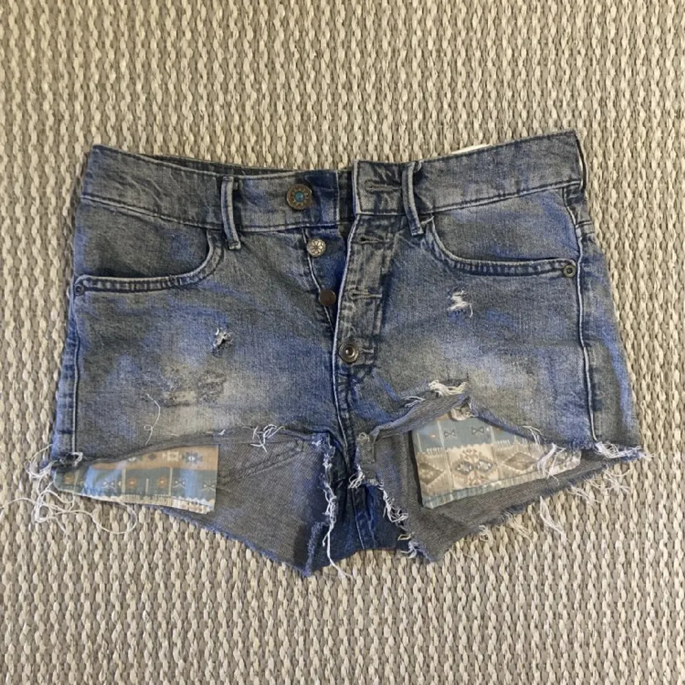 Ascoola jeansshorts med snygga detaljer, sitter typ midwast och har midjemått ca 74cm, frakt ingår ej i priset 💕 TAR EMOT PRISFÖRSLAG!. Shorts.
