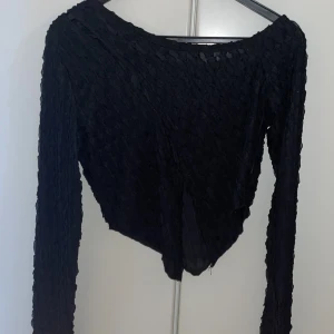 Festtopp - Festtopp från SheIn, köpt här på Plick men säljer på grund av att den inte kommer till användning. Storlek L men passar mig som är en M