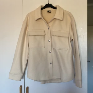 Beige kappa från Gina Tricot  - Beige kort kappa från Gina Tricot. Storlek XS. Modellen passar även S. I fint skick!