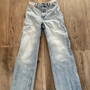 Baggy jeans  - Skitsnygga jeans som inte passar mig längre. Köpta på monki och är modellen Yoko. 