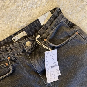 Helt nya jeans dam - Helt nya, oanvända jeans från Gina Tricot. Modell Idun. Storlek 36.