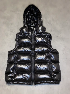 Moncler väst - Moncler väst med luva, ny skick. Storlek M.